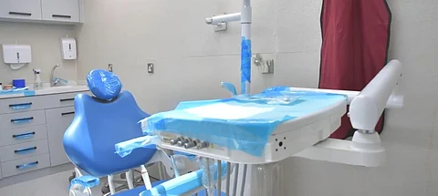 عيادة أسنان متنقلة تعمل على مدار الساعة لخدمة الحجاج في مشعر منى