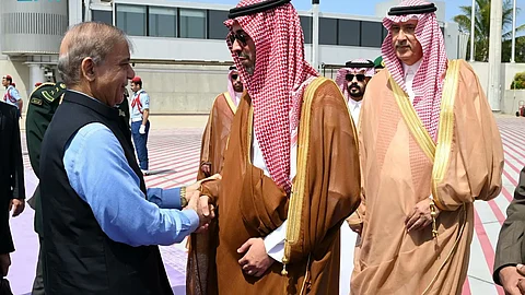 رئيس وزراء باكستان يغادر جدة