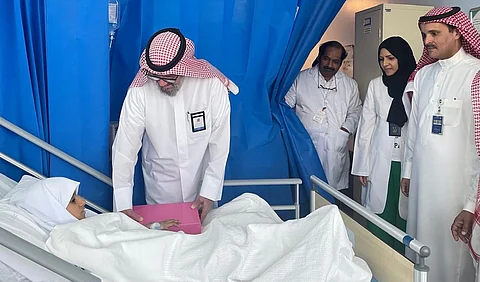 رئيس تشغيل مستشفى الولادة والأطفال بالدمام يعايد المرضى المنوّمين