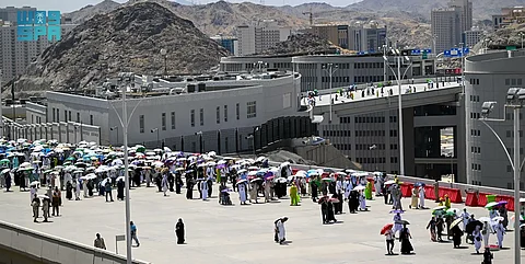 حجاج بيت الله الحرام يرمون الجمرات الثلاث في أول أيام التشريق