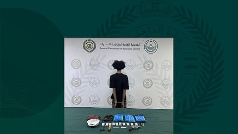 مكافحة المخدرات تقبض على مواطن بالرياض لترويجه الحشيش المخدر وأقراصًا خاضعة لتنظيم التداول الطبي