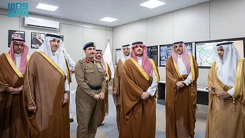 الأمير عبدالعزيز بن سعود يزور مقر المركز العام للنقل في مشعر عرفة