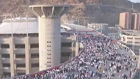 شاهد.. ذروة التوافد إلى منشأة الجمرات قبيل الغروب في أول أيام التشريق