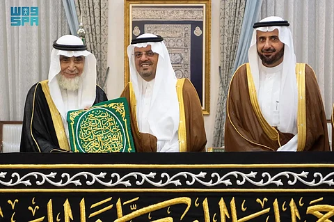 نيابة عن خادم الحرمين.. "نائب أمير مكة" يُسلّم كسوة الكعبة المشرفة لسدنة بيت الله الحرام