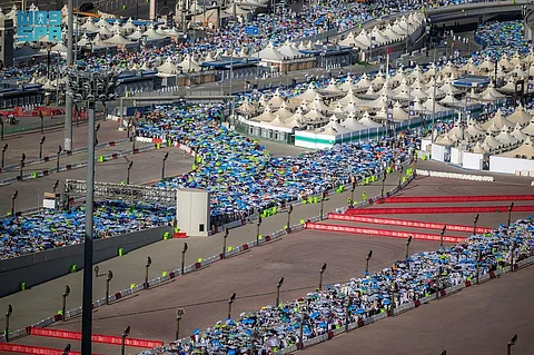 حين تحف السكينة خطى الحجيج صوب الجمرات.. " مكان واحد ودين واحد والمقصد واحد"