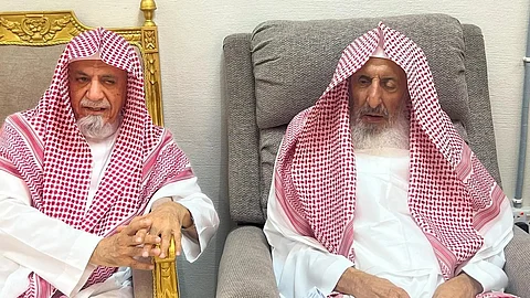 المفتي عبدالعزيز بن عبدالله بن محمد آل الشيخ مستقبلاً الشيخ صالح بن حميد