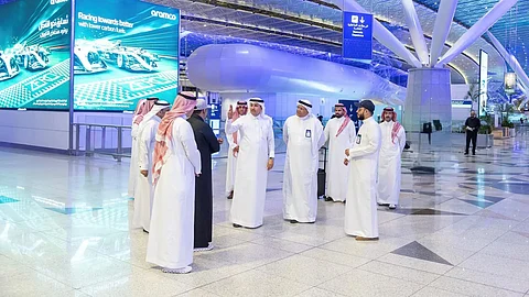 وزير النقل يقف على جاهزية مطار الملك عبدالعزيز الدولي لمرحلة مغادرة ضيوف الرحمن