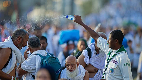 رذاذ الماء ينساب على وجوه الحجاج ويغسل تعب الطريق.. "الكشافة" ينسجون لحظات لا تنساها المشاعر
