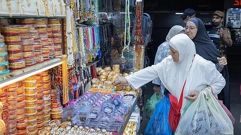 هدايا الحجاج.. رسائل محبة تعبق بروح الحرمين وتذكارات تُهدي بركة الرحلة لمن لم يحج