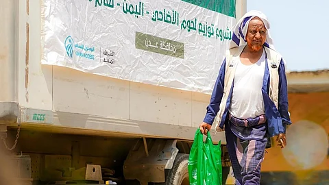 مركز الملك سلمان يوزع أكثر من 920 أضحية في اليمن والسودان والصومال استفادت منها نحو 1846 أسرة