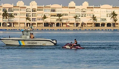 حرس الحدود بمنطقة مكة المكرمة ينقذ مواطنًا تعطلت واسطته البحرية في عرض البحر
