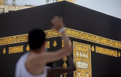 وسط خدمات متكاملة.. حجاج ذوي الشهداء والمصابين يتمّون مناسك الحج بطواف الوداع