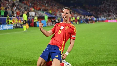 فابيان رويز لاعب نادي باريس سان جيرمان الفرنسي