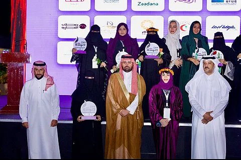 أشادت بدور القيادة في تمكين المرأة.. ملتقى تنومة للفنون البصرية يكرّم الدكتورة منال الرويشد