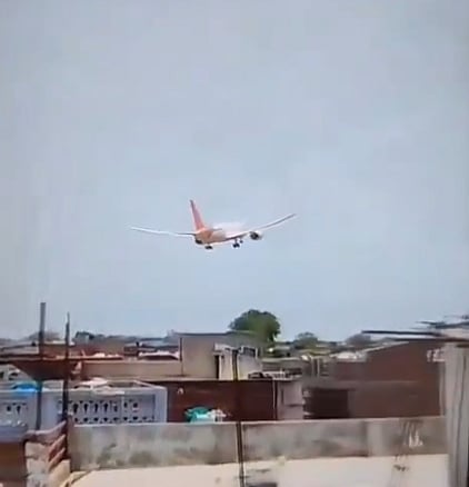 فيديو .. أنباء عن ناجين في تحطم الطائرة الهندية التي كانت تقل 242 راكبًا قرب مطار أحمد أباد