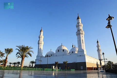شاهد .. مسجد قباء بالمدينة المنورة يشهد توافد الحجاج من مختلف الجنسيات