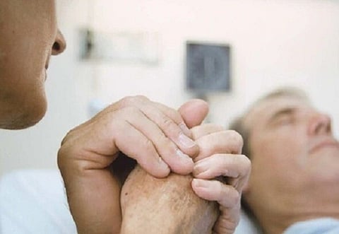 نصحوا بالبقاء مع المحتضر حتى اللحظة الأخيرة.. علماء: هذه آخِر حاسة تتوقف قبل الموت