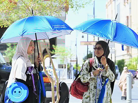 توزيع أكثر من 5 آلاف مظلة ومرشات مياه وتوعية الحجاج بمخاطر التعرض للشمس