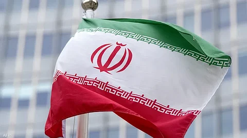 إيران تحظر "واتساب" وتقيّد الإنترنت بعد الغارات الإسرائيلية على منشآتها النووية