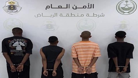 القبض على 4 متورطين في سلب حقيبة امرأة بالرياض باستخدام مركبة مسروقة