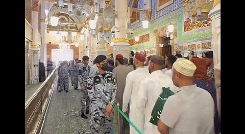 شاهد .. أمن المسجد النبوي يواصل جهوده لتنظيم الحشود وضمان انسيابية حركة الزوّار