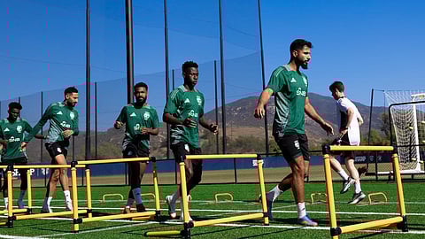 لاعبو المنتخب السعودي الأول لكرة القدم أثناء الحصة التدريبية