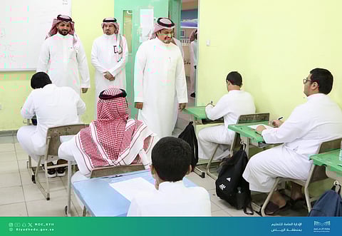 وكيل التعليم العام يشارك طلاب الرياض يومهم الدراسي ويتابع انطلاقة اختبارات الفصل الثالث
