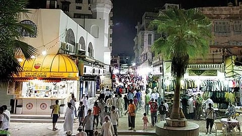 أسواق جدة التاريخية تشهد توافد الحجاج المغادرين لاقتناء الهدايا والتذكارات