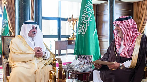 أمير تبوك يطّلع على سير الاختبارات.. ويشيد بنجاح الحج