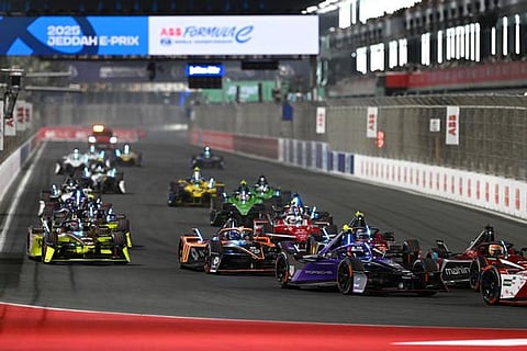 على حلبة كورنيش جدة.. أسرع سيارة أحادية المقعد تلتقي بأسرع حلبة شوارع في العالم