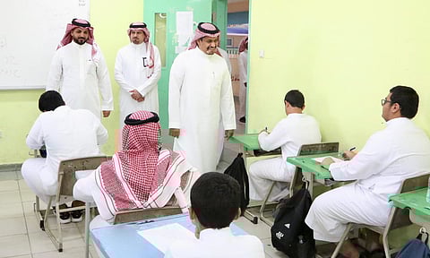 وكيل الوزارة للتعليم العام يعايد منسوبي المدارس والطلاب ويشاركهم يومهم الدراسي