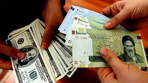 الريال الإيراني يهوي 10% أمام الدولار منذ بدء الهجمات الإسرائيلية