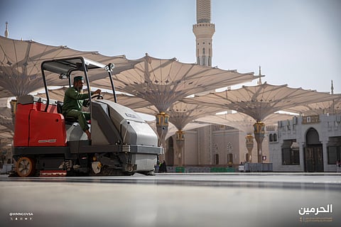 مظلات المسجد النبوي تُسهم في تهيئة بيئة آمنة ومريحة للمصلين
