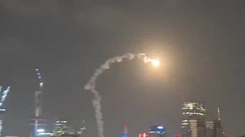 بالفيديو.. فشل انطلاق صاروخ من دفاعات تل أبيب وسقوطه داخل المدينة