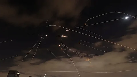 صواريخ إيرانية بسماء تل أبيب