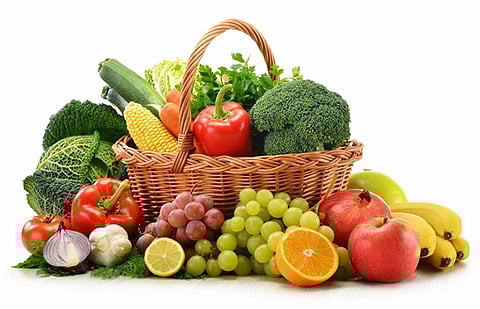 استمتع بنوم أفضل.. دراسة: تناول الفاكهة والخضراوات يزيد جودة النوم