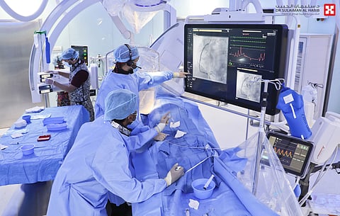 مستشفى الدكتور سليمان الحبيب بالخبر ينقذ حياة مراجع مصاب بتضيق حاد في الصمام الأورطي