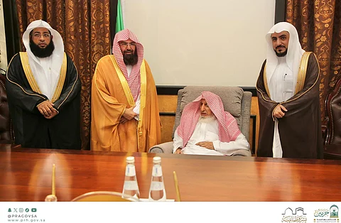 مفتي عام المملكة يلتقي السديس وإمامي الحرم المكي ويشيد بإنجازات رئاسة الحرمين