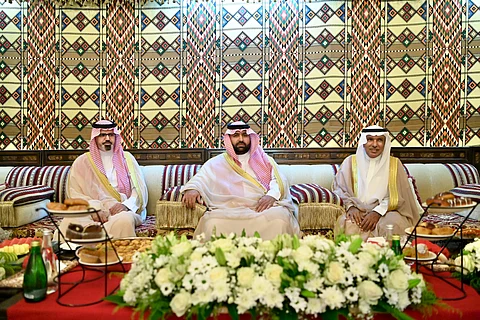 أمير جازان يزور شيخ شمل جزر فرسان ويبحث احتياجات الأهالي ومشاريع التنمية