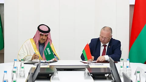 حسام العنقري وفاسيلي غريزيموف يوقعان مذكرة التفاهم