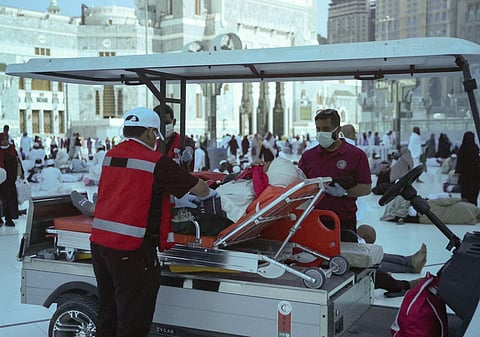 فرق الهلال الأحمر تنجح في توليد حاجة إندونيسية بساحات المسجد الحرام