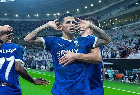 بطل الدوري التركي يخطط لخطف محترف الهلال
