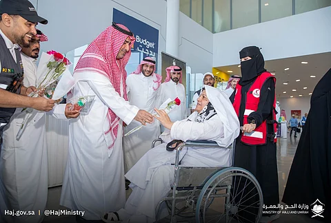 شاهد .. "الحج والعمرة" تودّع الحجاج الإيرانيين بالورود في مطار عرعر