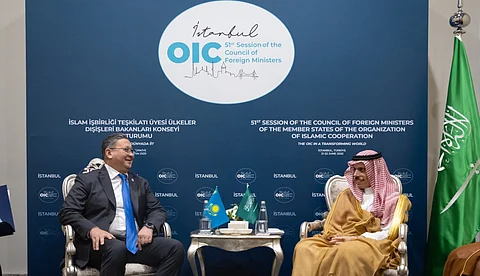 الأمير فيصل بن فرحان خلال لقائه وزير خارجية كازاخستان مراد نورتليو