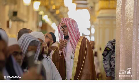 المسجد النبوي.. توجيه الزائرين للالتزام بالصفة الشرعية في السلام على النبي وصاحبيه