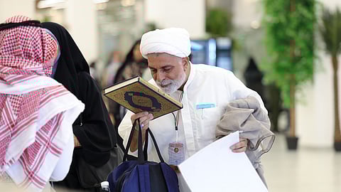 "الشؤون الإسلامية" توزع هدية خادم الحرمين من المصحف الشريف على الحجاج المغادرين عبر "منفذ عرعر"