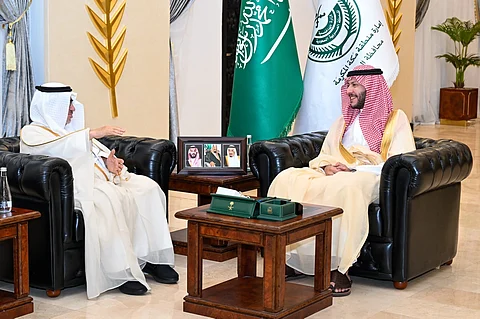 محافظ الطائف يستعرض جهود تنمية الغطاء النباتي ويشيد بتكامل الجهود البيئية