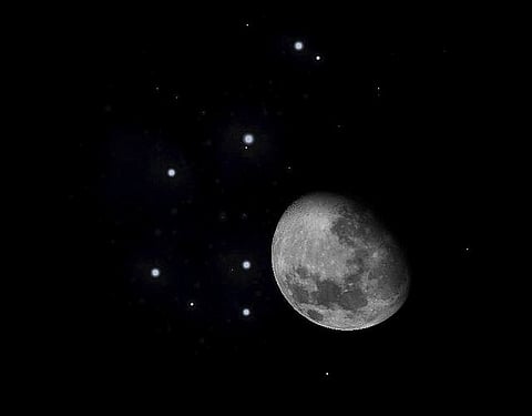 "الشقيقات السبع".. "فلكية جدة": القمر يقترن ويحجب نجم الثريا غدًا