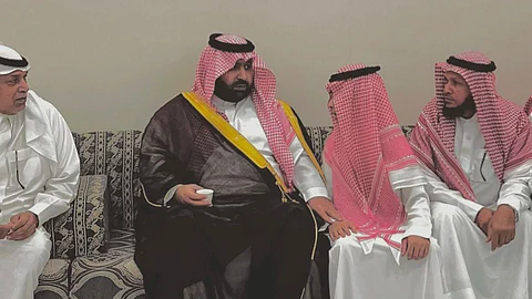 أمير جازان يواسي أسرة الإعلامي "موسى محرق" في صبيا بعد وفاته بأمريكا