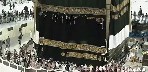 في تقليد سنوي متجدد.. بدء مراسم استبدال كسوة الكعبة المشرفة استعدادًا لموسم حج 1447هـ